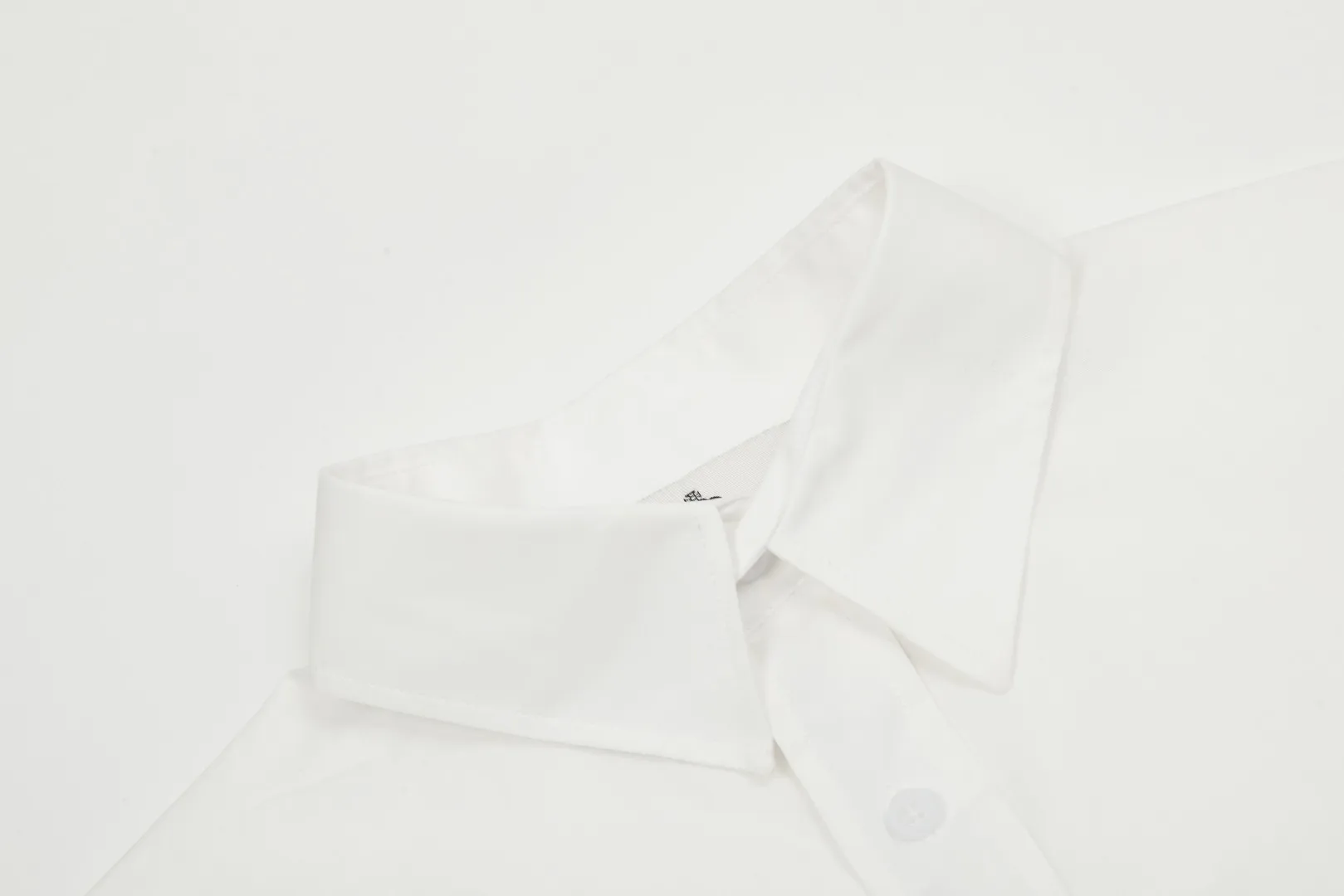 VIVI122#Same style for men and women" vivienne west wood Queen Mother Vivian Unisex style Casual suit style design shirt with metallic finishing touch on the cuffs Folding design of sleeves with high workmanship Double pressed seam patch design on the hem The upper body has a stylish design sense The white background picture details display effect is average The real texture quality far exceeds the picture The 3 colors are very versatile Color: Dark blue Black White Size: S M L